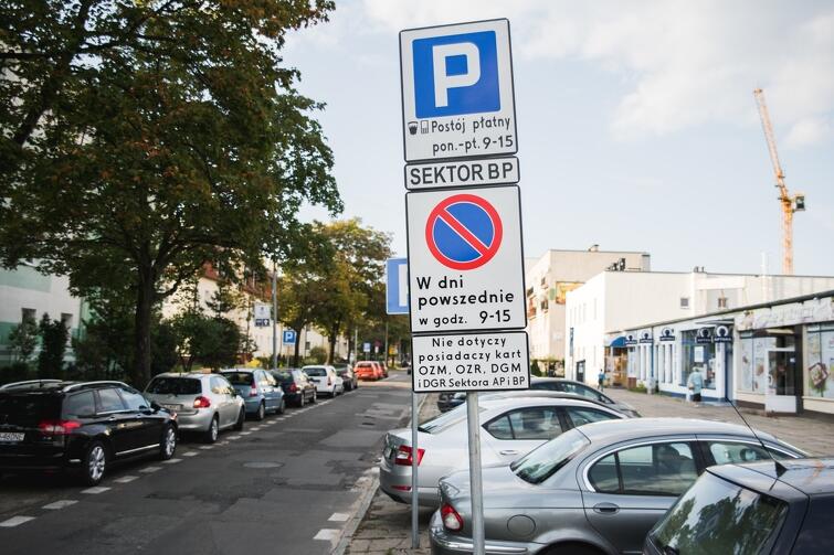 Zaparkowanie samochodu w Strefie Ograniczonego Postoju bez odpowiedniego identyfikatora oznacza dla kierowcy mandat w wysokości 100 złotych oraz 1 punkt karny