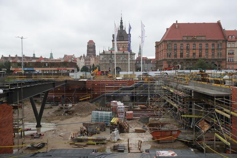 Tunel przy Bramie Wyżynnej zostanie, nie tylko dlatego że prowadzi na przystanki, ale także na nowy miejski plac przy Forum Gdańsk