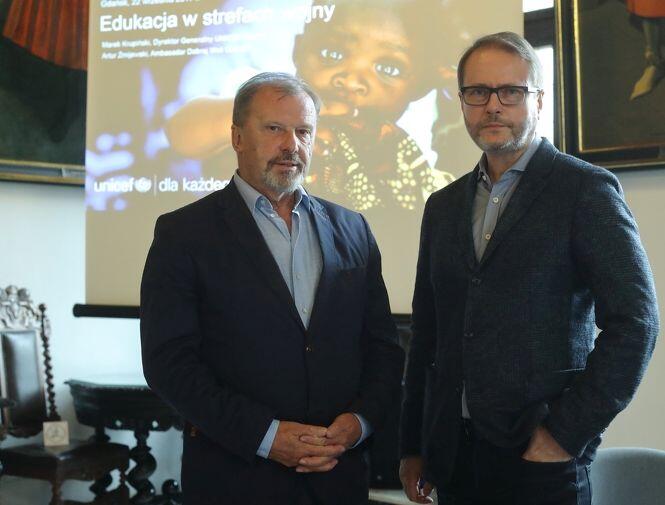 Od lewej: Marek Krupiński, dyrektor generalny UNICEF Polska oraz aktor Artur Żmijewski, ambasador Dobrej Woli UNICEF w Gdańsku, w Ratuszu Głównego Miasta, w piątek 22 września 