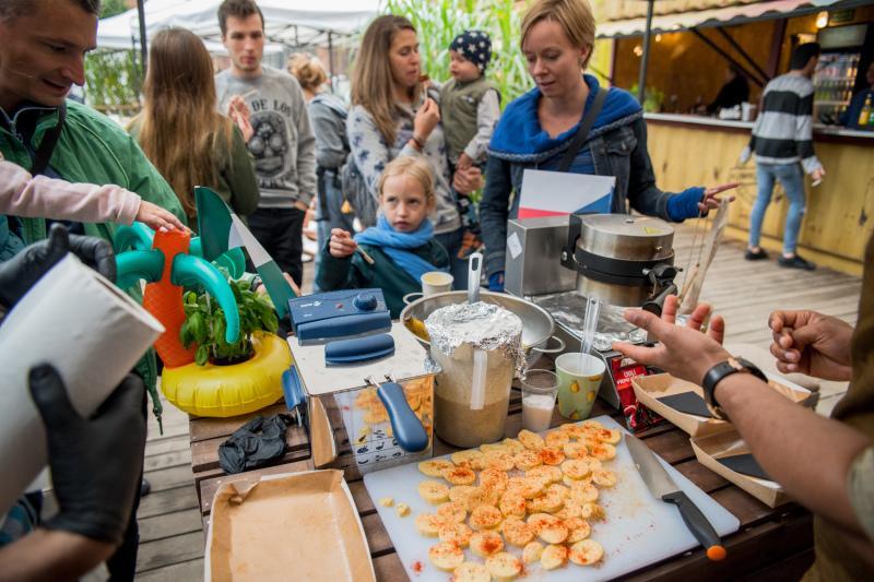 Najpierw wspólne krojenie i obieranie warzyw, potem przygotowywanie potraw i ich próbowanie - tak było w sobotę 23 września 2017 roku na terenie 100-czni przy ul. Narzędziowców w Gdańsku 