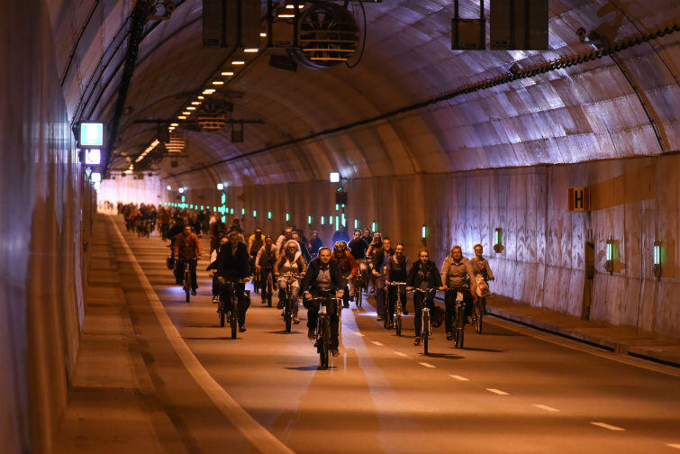 Prelegenci odbyli rowerową wycieczkę po Gdańsku, przejechali między innymi tunelem pod Martwą Wisłą