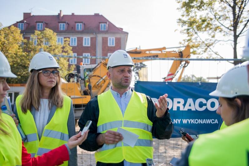 Od lewej: Magdalena Gibley dyrektorka Forum Gdańsk oraz Sebastian Zomkowski dyrektor ZTM Gdańsk ds. przewozów przy wyjściu z przejścia podziemnego przy ul. Toruńskiej