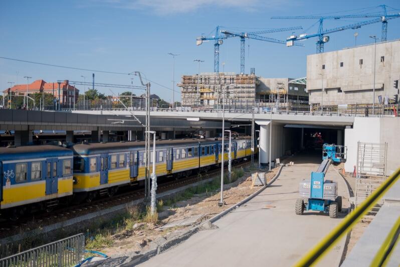 Przystanek SKM Śródmieście działa już od 2014 r., wkrótce prosto z niego będzie się można dostać nie tylko do nowego centrum handlowego, ale także np. na ul. 3 Maja, nz. widoczny także wlot podziemnego Nowego Podwala Grodzkiego