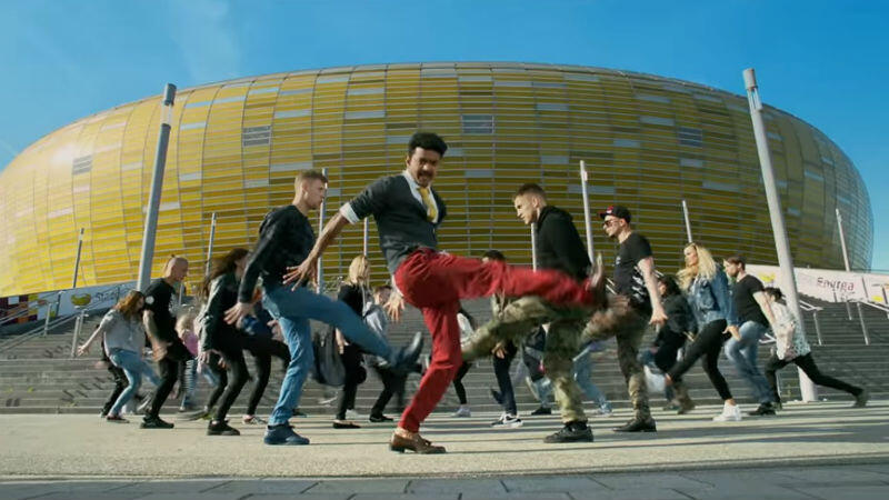 Polscy i hinduscy tancerze w scenie przed Stadionem Energa Gdańsk 
