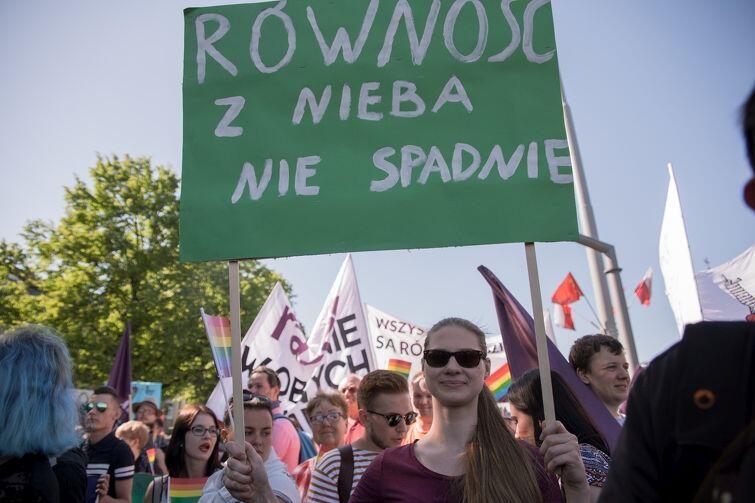 Równość z nieba nie spadnie. Trzeba więc w mieście prowadzić politykę równościową, która zapobiega dyskryminacji ze względu na płeć, kolor skóry, pochodzenie, orientację seksualną czy wyznanie. Na zdjęciu uczestniczka gdańskiego Marszu Równości w maju 2017