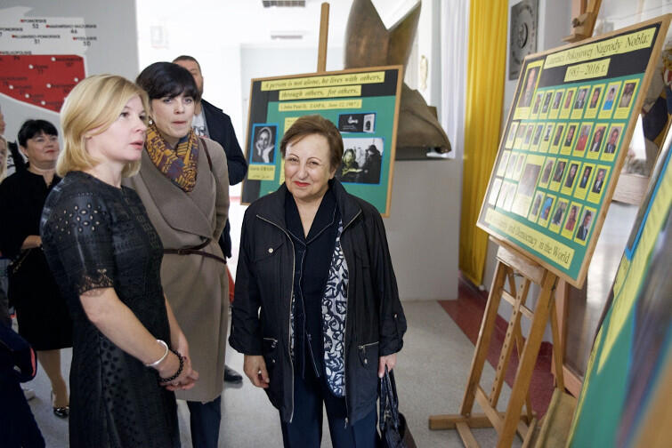 Szirin Ebadi (po prawej), laureatka Pokojowej Nagrody Nobla 2003, w ZSO nr 8 przy ul. Meissnera w Gdańsku. Pierwsza z lewej Agnieszka Tomasik, dyrektorka szkoły. Obok tłumaczka z języka perskiego