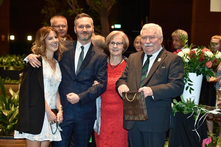 Prezydent Lech Wałęsa otoczony rodziną: Jarosław Wałęsa z małżonką, Danuta Wałęsowa i Lech Wałęsa