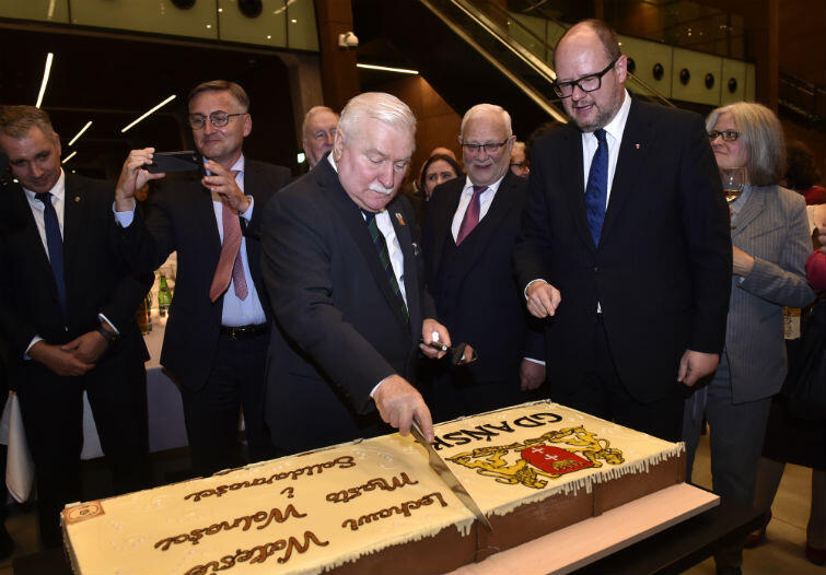 Urodzinowy tort w prezencie od miasta Gdańska. Obok solenizanta prezydent Gdańska Paweł Adamowicz 