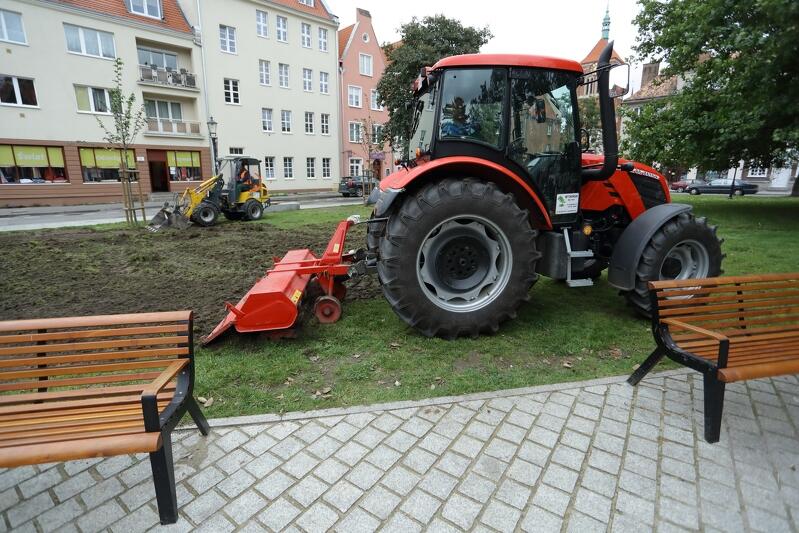 Traktory powróciły na skwer w Śródmieściu Gdańska