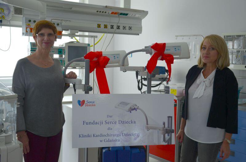 Beata Kulesza i Katarzyna Parafianowicz z Fundacji Serce Dziecka podarowały oddziałowi kardiochirurgii lampę do fototerapii noworodków