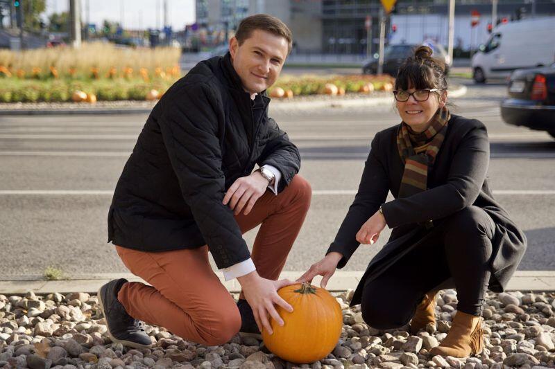 Piotr Grzelak i Ewelina Latoszewska z ZDiZ liczą, że jesienna niespodzianka spodoba się mieszkańcom Gdańska