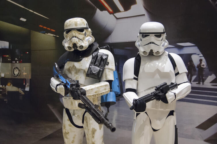 Zlot fanów Star Wars - Forcecon 2016 - w Wejherowie. Szturmowcy Imperium w pełnej gotowości. Ten po lewej - jak widać - świeżo po akcji na ubłoconej planecie