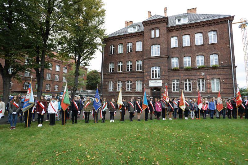 Podczas obchodów Dnia Edukacji Narodowej w Gdańsku kwiaty złożyli przedstawiciele Związku Nauczycielstwa Polskiego w Gdańsku, placówek oświatowych i innych środowisk edukacyjnych