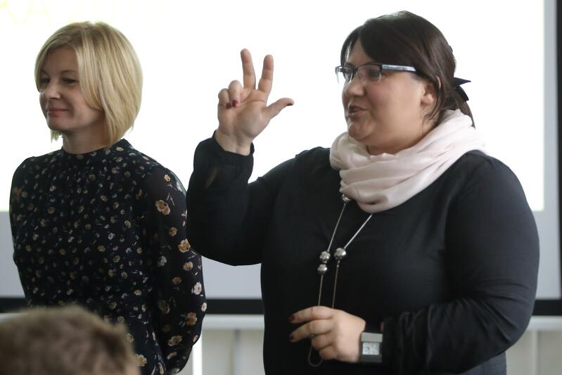 Agnieszka Tomasik i Krystyna Baryś przedstawiają ideę aplikacji crowdfundingowej dla szkół