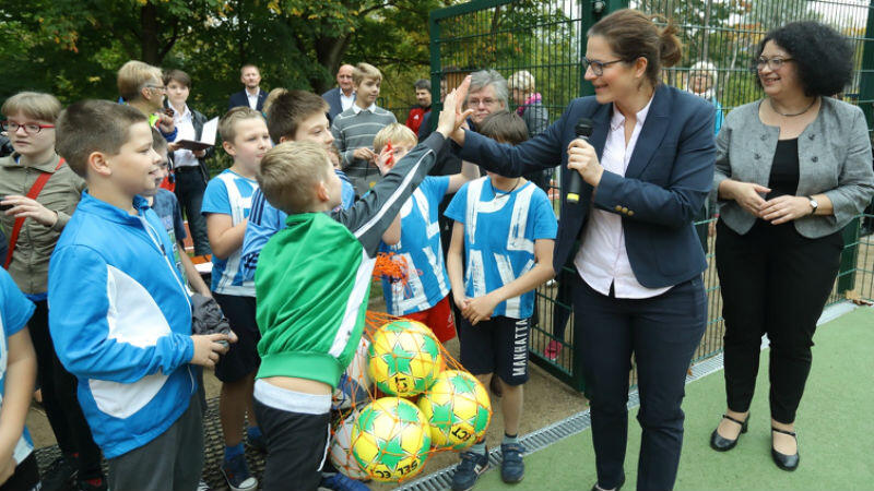 Zastępca prezydenta Gdańska Aleksandra Dulkiewicz przekazuje uczniom piłki