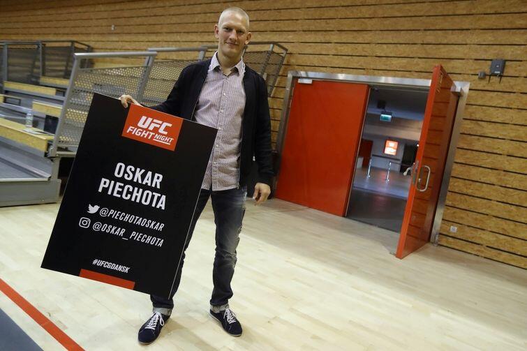 Gdańszczanin Oskar Piechota ma już pierwszą pamiątkę z UFC, którą może zawiesić nad łóżkiem. Teraz musi dołożyć do tego zwycięstwo w sobotę