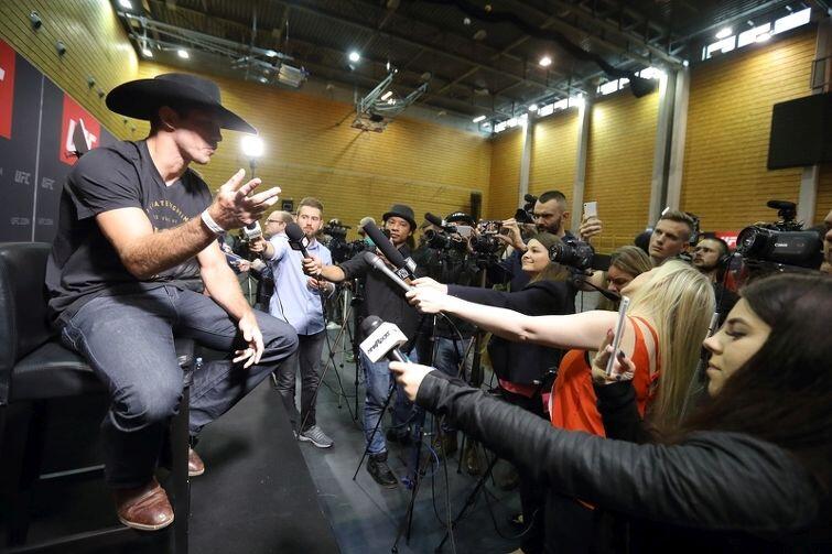 Donald Cowboy Cerrone tłumaczy mediom, jak wygrać tysiąc dolarów w kasynie