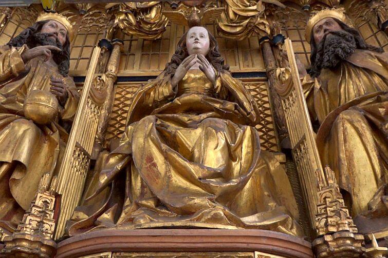 Pokryta złotem figura Matki Boskiej z ołtarza...