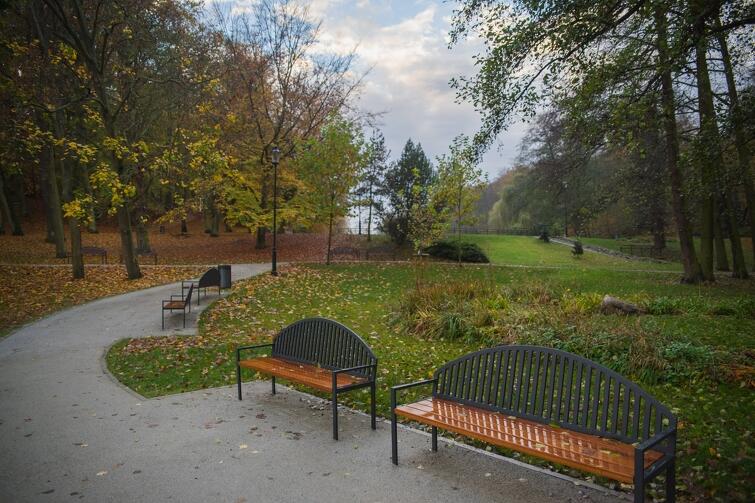 Stylizowane ławki parkowe już stoją. Można usiąść, odpocząć, albo... po prostu sprawdzić czy są wygodne