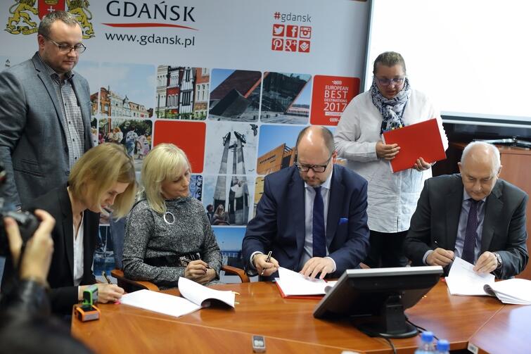27 października prezydent Gdańska podpisał umowy z trzema klinikami, które będą wykonywać dla gdańszczan zabiegi in vitro, dofinansowane przez miasto