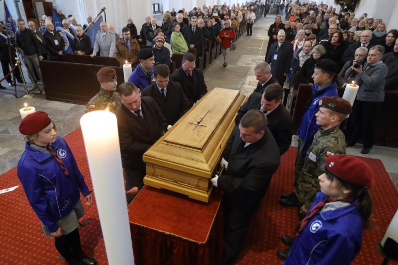 Uroczystości pogrzebowe rozpoczęły się od wprowadzenia trumny do Bazyliki Mariackiej