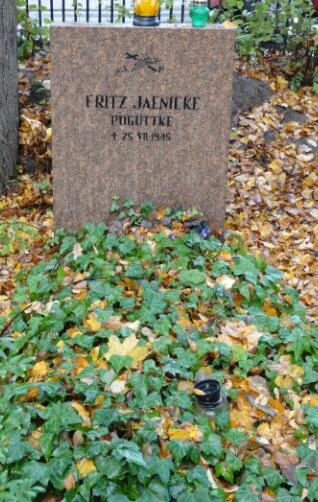 Fritza Jaenicke pochowano przy ogrodzeniu cmentarza od strony ulicy Czyżewskiego