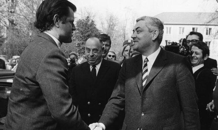 Horst Ehmke (z prawej) wita się z senatorem Tedem Kennedy'm. Bonn, kwiecień 1971 rok