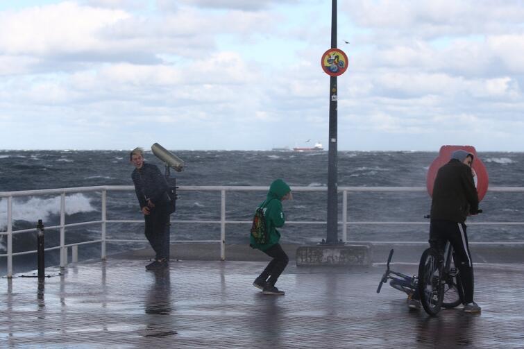 Bez silnego wiatru w Gdańsku się nie obejdzie. Tak się działo w niedzielę i poniedziałek, 29-30 października. Najgorzej było oczywiście nad morzem, m.in. na molo w Brzeźnie - momentami wiało z prędkością 100 km/godz. Na szczęście obyło się bez większych strat 