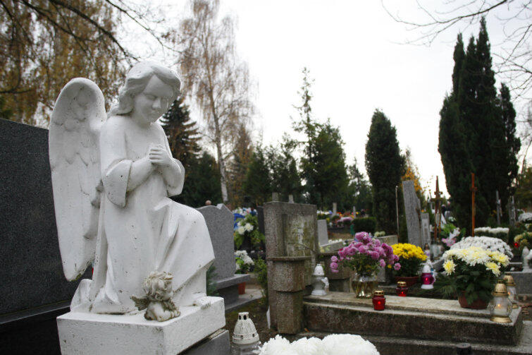 Zaduszki zwane są też niezbyt poprawnie 'świętem zmarłych'. 2 listopada na cmentarze przychodzi mniej osób niż we Wszystkich Świętych (dzień wolny od pracy), ale to tak naprawdę Dzień Zaduszny powinien być czasem pamięci o zmarłych osobach bliskich i modlitwy za ich dusze