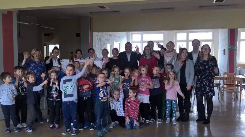 Jest i pamiątkowe zdjęcie wiceprezydenta Piotra Kowalczuka, który wręczył nagrody finansowe zwycięskiej szkole i przedszkolu