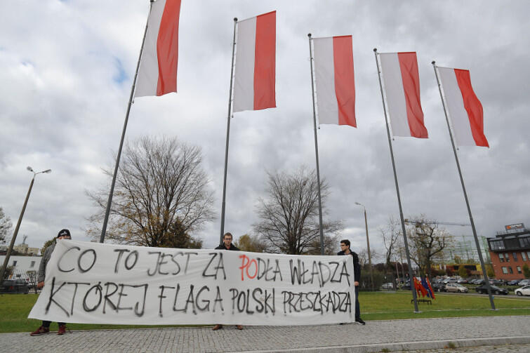 Nowe władze MIIWŚ, pod rękę z Młodzieżą Wszechpolską, starają się przekonać opinię publiczną, że władzom Gdańska przeszkadzają polskie flagi. To oczywiście manipulacja. Miasto nie chce zdjąć flag biało-czerwonych, chce je tylko uzupełnić o flagi Gdańska i UE