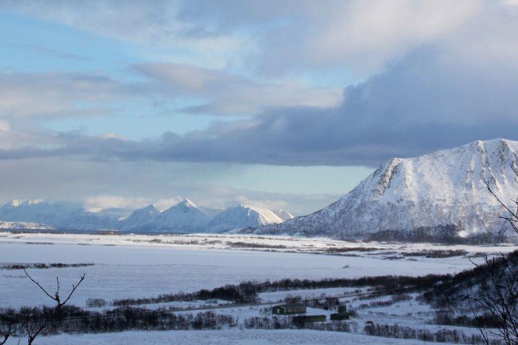 Widok z jednego ze szczytów na odległe Góry Skandynawskie i rozległą płaszczyznę obejmującą pozostałą część wyspy Andøya