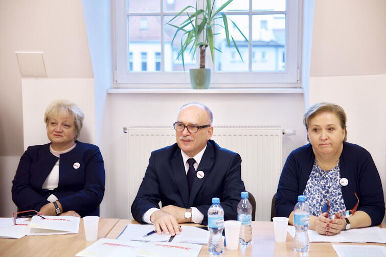Gdańska Solidarność Oświaty domaga się od rządu PiS prawdziwych podwyżek. Od lewej: Hanna Minkiewicz, Wojciech Książek i Bożena Brauer