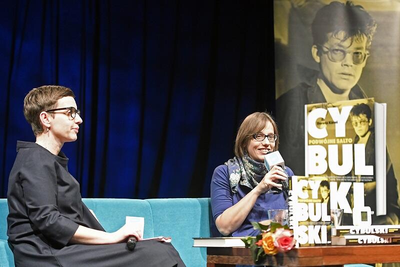 Dorota Karaś i Magda Grzebałkowska podczas spotkania promującego książkę 'Cybulski. Podwójne salto' w ECS 