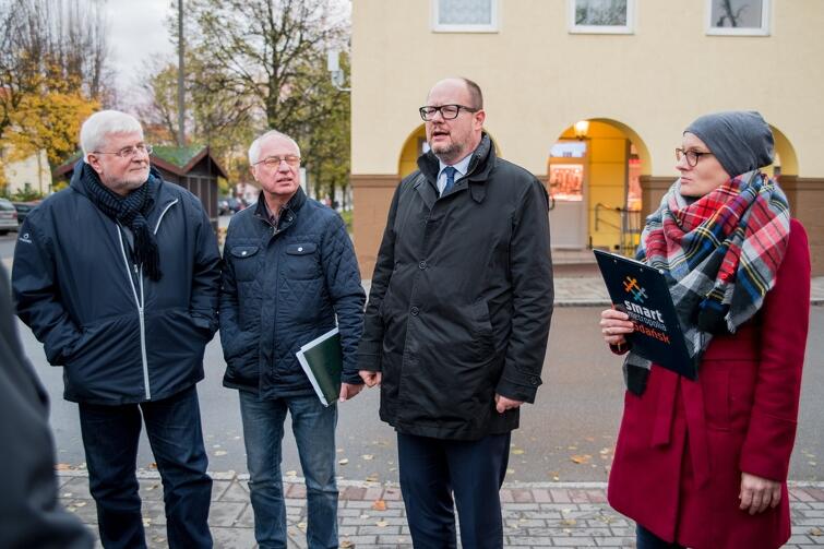 W poniedziałek ulicami Chełmu spacerował prezydent Gdańska wraz z szefami miejskich spółek i wydziałów gdańskiego magistratu. Spacer był przygotowaniem przed przyszłotygodniowym spotkaniem z mieszkańcami dzielnicy