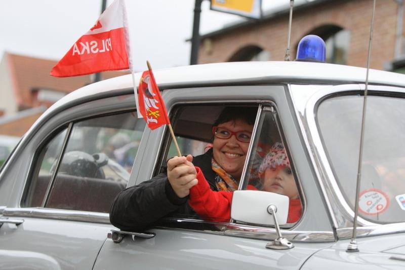 W Paradzie Niepodległości część osób uczestniczy w samochodzie...