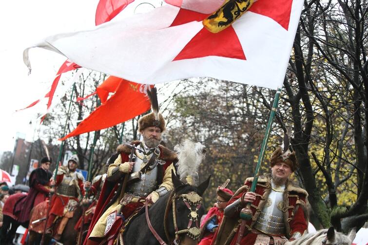Tradycyjnie już w trakcie gdańskiej parady ogromne wrażenie robiła husaria na koniach, która przyjeżdża co roku do Gdańska aż z Gniewu, gdzie starostą w XVII w. był sam Jan Sobieski