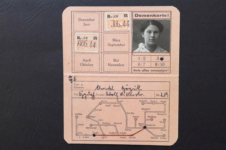Bilet miesięczny na gdański tramwaj na lipiec i sierpień 1944 należący do Christel. Jeździła między Hansa Platz a lotniskiem