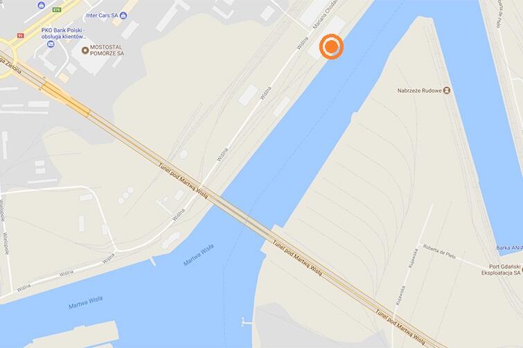 Nabrzeże Wiślane przy którym stanie cukrowy terminal znajduje się blisko tunelu pod Wisłą i naprzeciwko Twierdzy Wisłoujście, zaznaczone pomarańczową kropką