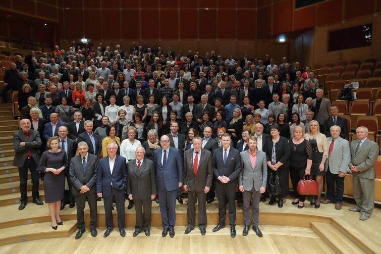Wspólne zdjęcie pracowników GZDiZ i przedstawicieli władz Miasta w Filharmonii Bałtyckiej, z okazji gali na 25-lecie firmy