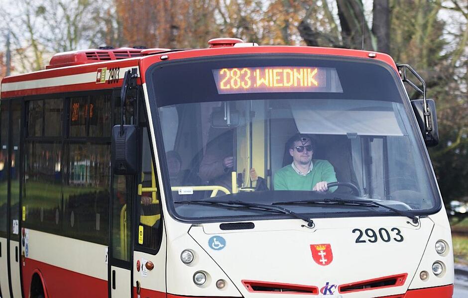 Autobus 283 zatrzymuje się m.in. obok Szpitala UCK