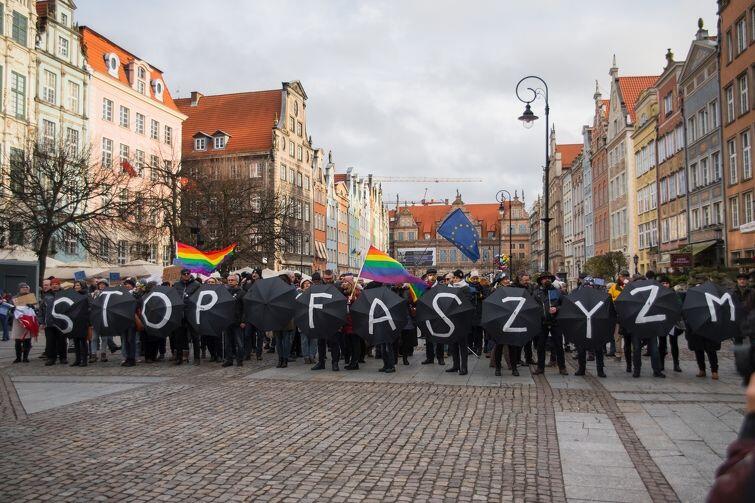 Sypmatyczki KOD ułożyły z parasolek napis 'Stop faszyzm'