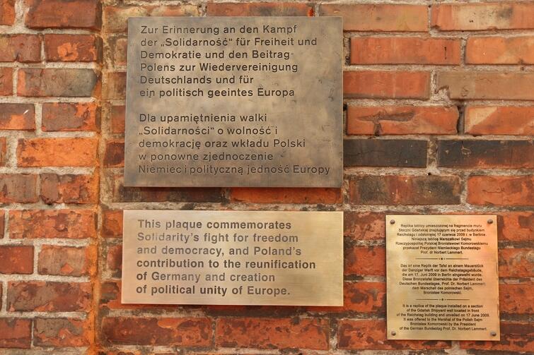 Skoro Gdańsk, to i droga do wolności. Brytyjczycy nie mogą przegapić fragmentów dwóch murów - tego z Berlina, i tego ze Stoczni Gdańskiej - które stoją obok siebie, tuż przy siedzibie KK NSZZ Solidarność