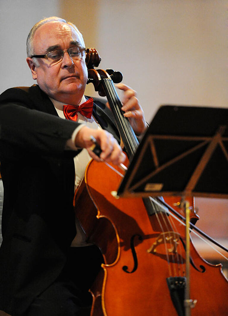 Krzysztof Sperski - jubilat z wiolonczelą