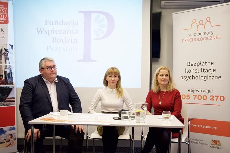 Katarzyna Wieczorek (w środku) opowiadała o funkcjonowaniu Sieci pomocu psychologicznej