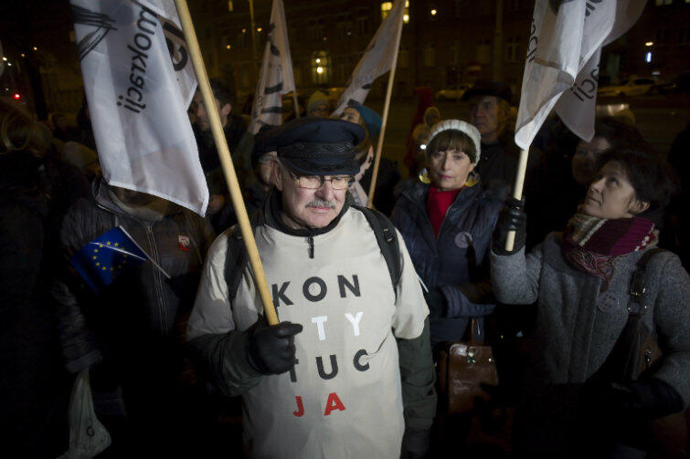 Uczestnicy czwartkowej manifestacji wierzą, że od piatku na ulice wyjdą tysiące Polaków, którzy nie zgadzaja się, by PiS zmianiał ustrój RP, skoro nie posiada niezbędnej do tego większości konstytucyjnej