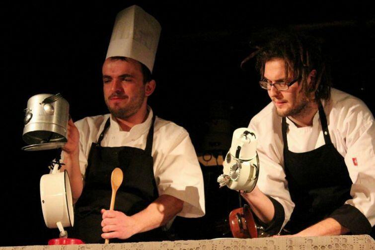 'Wielkie Ciasto' w reżyserii Piotra Srebrowskiego, to kulinarno-magiczny spektakl opowiadający pełną przygód, niezapomnianą historię