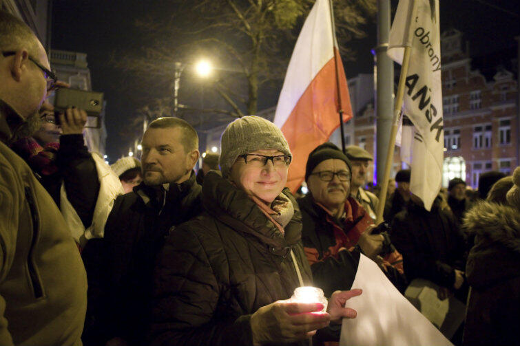 Tak jak w innych miastach Polski manifestacja odbyła się pod hasłem 3 razy W: Wolne sądy! Wolne wybory! Wolna Polska!