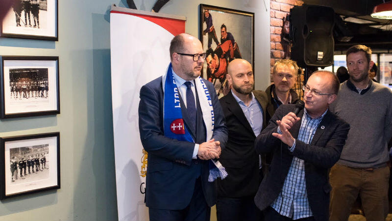W otwarciu wystawy zdjęć uczestniczyli m.in. prezydent Gdańska Paweł Adamowicz i Maciej Lisicki (w środku) - prezes spółki Gdańskie Autobusy i Tramwaje, prywatnie fan Lechii Gdańsk   (z mikrofonem)