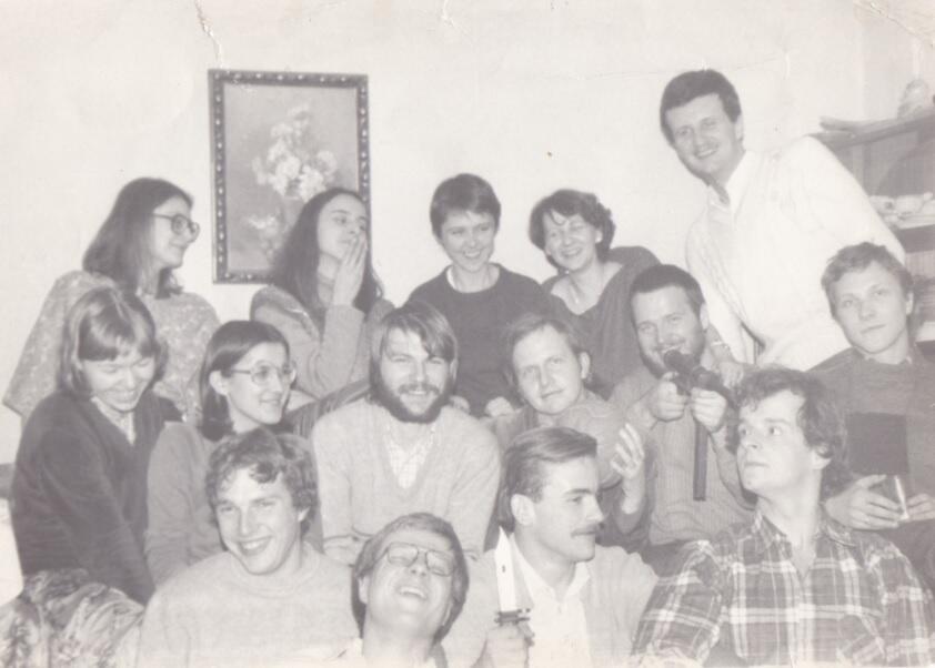 Tzw. młoda gwardia środowiska Ruchu Młodej Polski; w środkowym rzędzie (czwarty od lewej) Aleksander Hall; zima 1984/1985